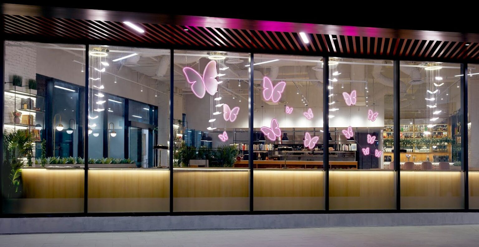 La Table d’Emma on Club Street at night